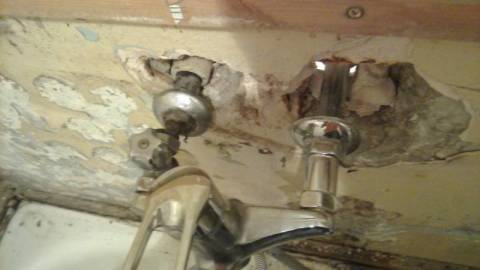 Les problèmes d'eau et d'égouts sont éliminés avant le carrelage Les problèmes d'eau et d'égouts sont éliminés avant le carrelage