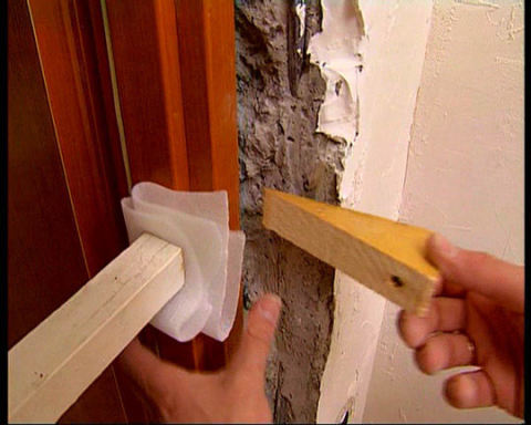 Réglage de la boîte avec des coins en bois Réglage de la boîte avec des coins en bois