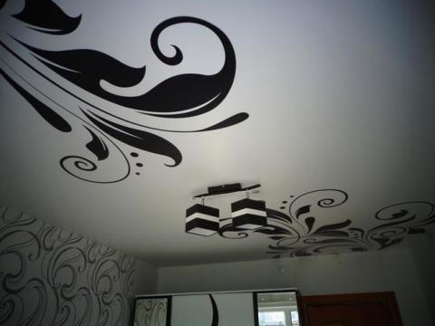 Plafond blanc avec surbrillance contrastée Plafond blanc avec surbrillance contrastée