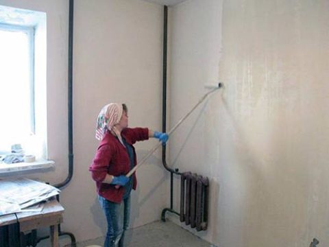 Appliquez un apprêt sur la surface du mur et laissez-le bien sécher. Appliquez un apprêt sur la surface du mur et laissez-le bien sécher.