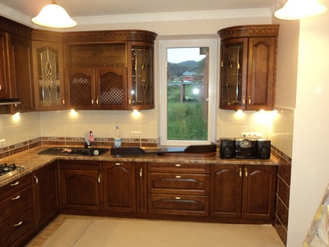 Couleur du mur avec des meubles en bois Couleur du mur avec des meubles en bois