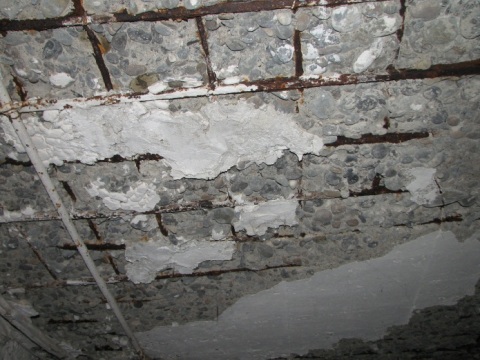 La corrosion des armatures en acier provoque la destruction de la couche de protection du béton La corrosion des armatures en acier provoque la destruction de la couche de protection du béton