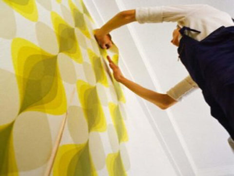 Nous fixons le film autocollant sur les murs Nous fixons le film autocollant sur les murs