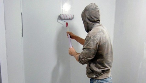 Nous nettoyons et apprêtons les murs Nous nettoyons et apprêtons les murs
