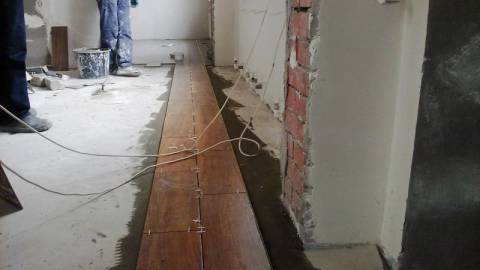 Carreaux sur le sol et les murs: vérifiez la couture avec du fil Carreaux sur le sol et les murs: vérifiez la couture avec du fil