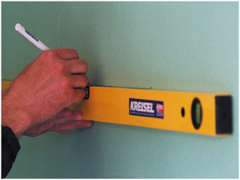 Nous marquons les murs pour appliquer du papier peint Nous marquons les murs pour appliquer du papier peint