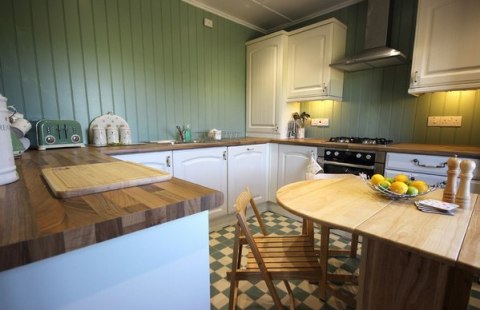 Murs dans la cuisine dans la couleur du style de la pièce Murs dans la cuisine dans la couleur du style de la pièce