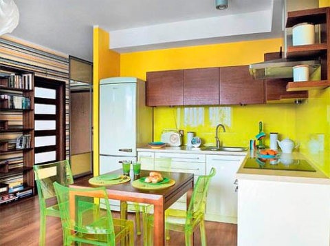 La couleur jaune des murs de la cuisine est parfaite pour une pièce éclairée de qualité La couleur jaune des murs de la cuisine est parfaite pour une pièce éclairée de qualité