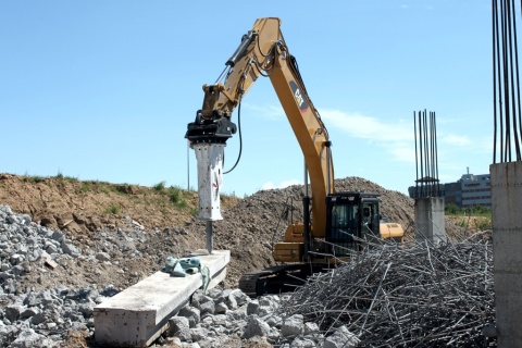 Concassage du béton armé avant envoi pour recyclage