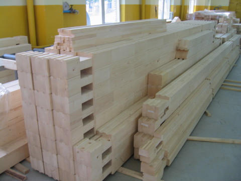 Kit pour la construction d'une maison en bois: ébauches numérotées sont coupées à la taille, rainures de montage sélectionnées Kit pour la construction d'une maison en bois: ébauches numérotées sont coupées à la taille, rainures de montage sélectionnées
