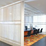 Cloisons en béton translucide dans un intérieur de bureau