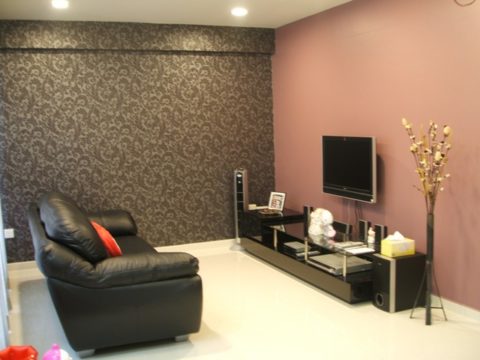 Salon avec peinture et papier peint.