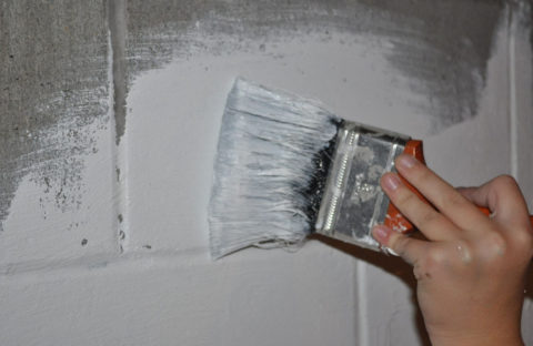 Peinture émaillée sur les murs en béton d'un garage