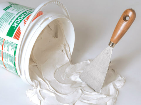 Le mastic acrylique est plusieurs fois plus cher que le gypse et est principalement utilisé pour des réparations mineures.