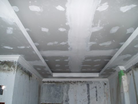 Plafond de gypse après avoir scellé les joints et les vis