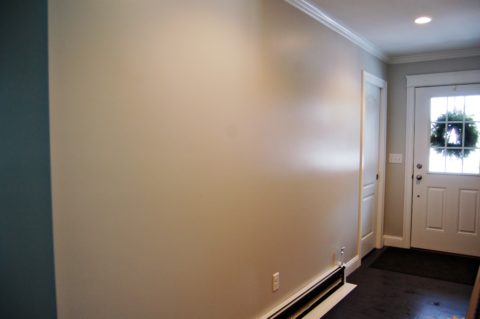 La peinture brillante nécessite une préparation particulièrement minutieuse du support. La peinture brillante nécessite une préparation particulièrement minutieuse du support.