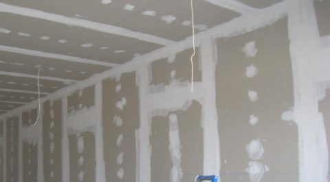 Au moins un demi-mois devrait s'écouler entre le mastic et la peinture. Au moins un demi-mois devrait s'écouler entre le mastic et la peinture.
