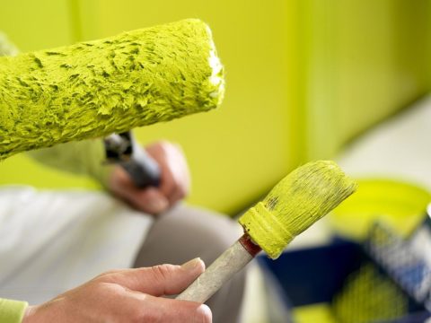 Sur la photo - outils de peinture: pinceau pour les coins et rouleau pour les plans des murs Sur la photo - outils de peinture: pinceau pour les coins et rouleau pour les plans des murs