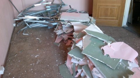 Sur la photo - un état typique des cloisons sèches après le démontage de la cloison Sur la photo - un état typique des cloisons sèches après le démontage de la cloison