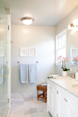 La photo montre clairement à quel point la salle de bain blanche est spacieuse. La photo montre clairement à quel point la salle de bain blanche est spacieuse.