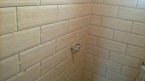 Carreaux de céramique dans la salle de bain Carreaux de céramique dans la salle de bain