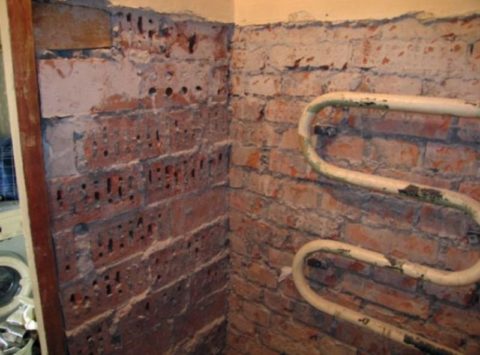 Le plâtre émietté ou exfoliant est lissé avant la maçonnerie Le plâtre émietté ou exfoliant est lissé avant la maçonnerie