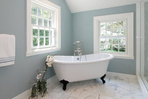 Peinture murale dans la salle de bain: élégante, pratique, peu coûteuse Peinture murale dans la salle de bain: élégante, pratique, peu coûteuse