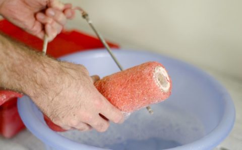 Rincer le rouleau après avoir appliqué chaque couche Rincer le rouleau après avoir appliqué chaque couche