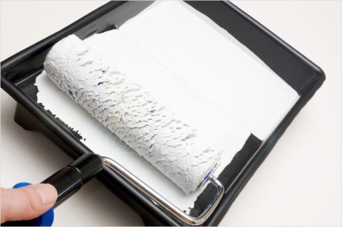 Faites rouler le rouleau dans le bac, pas sur la surface du mur Faites rouler le rouleau dans le bac, pas sur la surface du mur