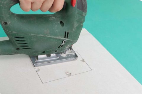 Découpe de cloisons sèches avec une scie sauteuse Découpe de cloisons sèches avec une scie sauteuse