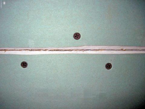 Chapeaux en retrait d'un millimètre par rapport à la surface de la feuille Chapeaux en retrait d'un millimètre par rapport à la surface de la feuille