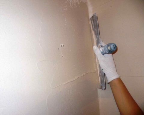 Masticage des murs avec du mastic de gypse Masticage des murs avec du mastic de gypse