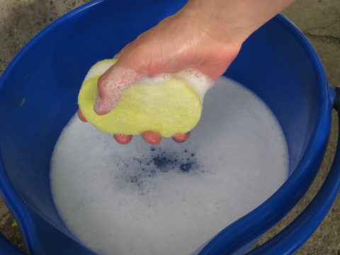 Les murs de la salle de bain doivent être nettoyés périodiquement contre les projections et le calcaire Les murs de la salle de bain doivent être nettoyés périodiquement contre les projections et le calcaire