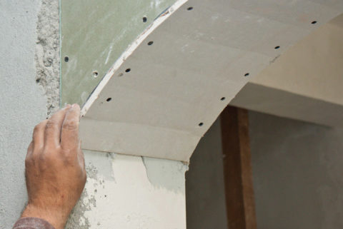 La voûte plantaire est ourlée de plaques de plâtre crantées à l'arrière La voûte plantaire est ourlée de plaques de plâtre crantées à l'arrière