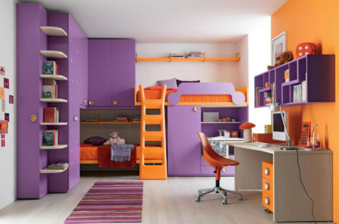 La chambre a trois couleurs primaires - beige, violet et orange. La chambre a trois couleurs primaires - beige, violet et orange.