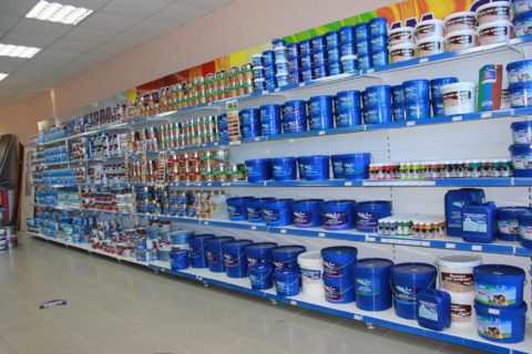 Peintures à base d'eau dans la fenêtre d'un magasin de matériaux de construction Peintures à base d'eau dans la fenêtre d'un magasin de matériaux de construction