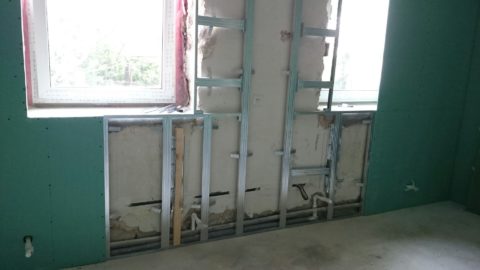 Alignement des murs avec des cloisons sèches sur la caisse Alignement des murs avec des cloisons sèches sur la caisse