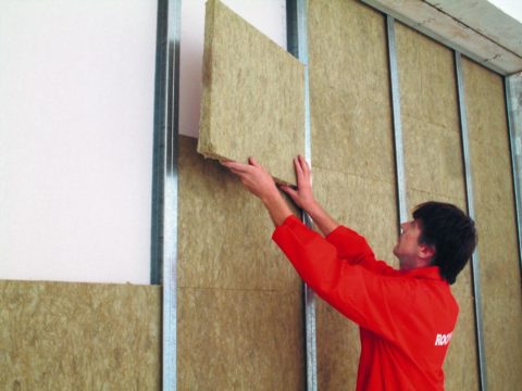 Remplissage de la cloison avec un matériau insonorisant
