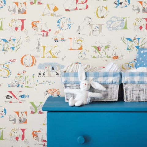 Les lettres sur le papier peint permettront au bébé d'apprendre son nom Les lettres sur le papier peint permettront au bébé d'apprendre son nom
