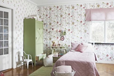 Papier peint en papier dans la chambre d'une fille Papier peint en papier dans la chambre d'une fille