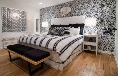 La chambre en noir et blanc est une option classique. La chambre en noir et blanc est une option classique.