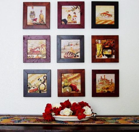 Décoration du mur avec des images dans le cadre de bois naturel Décoration du mur avec des images dans le cadre de bois naturel