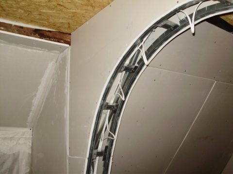 Un profil de guidage incisé est utilisé pour former le cadre de la voûte. Un profil de guidage incisé est utilisé pour former le cadre de la voûte.