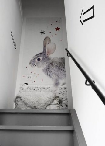 Les peintures murales sur un escalier étroit augmentent visuellement l'espace Les peintures murales sur un escalier étroit augmentent visuellement l'espace