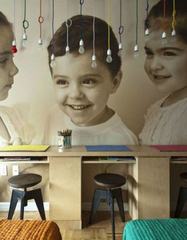 Papier peint photo dans une chambre d'enfant avec une image réaliste Papier peint photo dans une chambre d'enfant avec une image réaliste