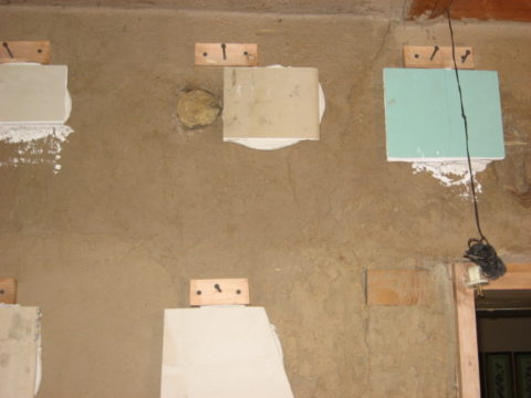 Des balises improvisées aideront à fixer les feuilles dans un seul plan Des balises improvisées aideront à fixer les feuilles dans un seul plan