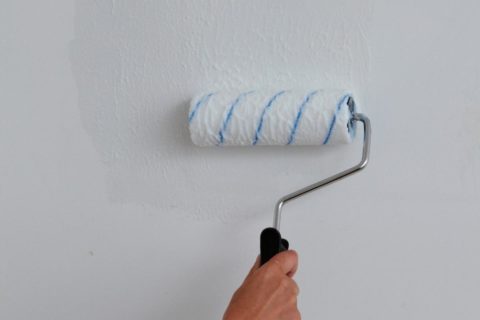L'adhésif est appliqué à la fois sur le papier peint et sur le mur. L'adhésif est appliqué à la fois sur le papier peint et sur le mur.