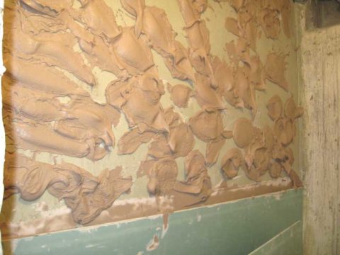 Il est plus pratique d'appliquer l'adhésif sur le mur: il sera alors beaucoup plus facile de soulever et d'exposer la feuille de cloison sèche Il est plus pratique d'appliquer l'adhésif sur le mur: il sera alors beaucoup plus facile de soulever et d'exposer la feuille de cloison sèche