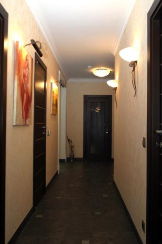 Le couloir faiblement éclairé semble à l'étroit Le couloir faiblement éclairé semble à l'étroit