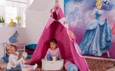 Les petites filles comme les princesses et les fées - ces peintures murales décoreront l'aire de jeux Les petites filles comme les princesses et les fées - ces peintures murales décoreront l'aire de jeux